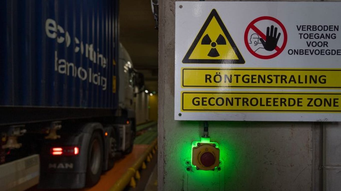Grenzkontrolle (Symbolbild): Ein mit einem Schiffscontainer beladener Lastwagen fährt in eine Röntgenanlage des niederländischen Zolls am Containerterminal Maasvlakte.