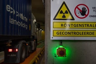 Grenzkontrolle (Symbolbild): Ein mit einem Schiffscontainer beladener Lastwagen fährt in eine Röntgenanlage des niederländischen Zolls am Containerterminal Maasvlakte.
