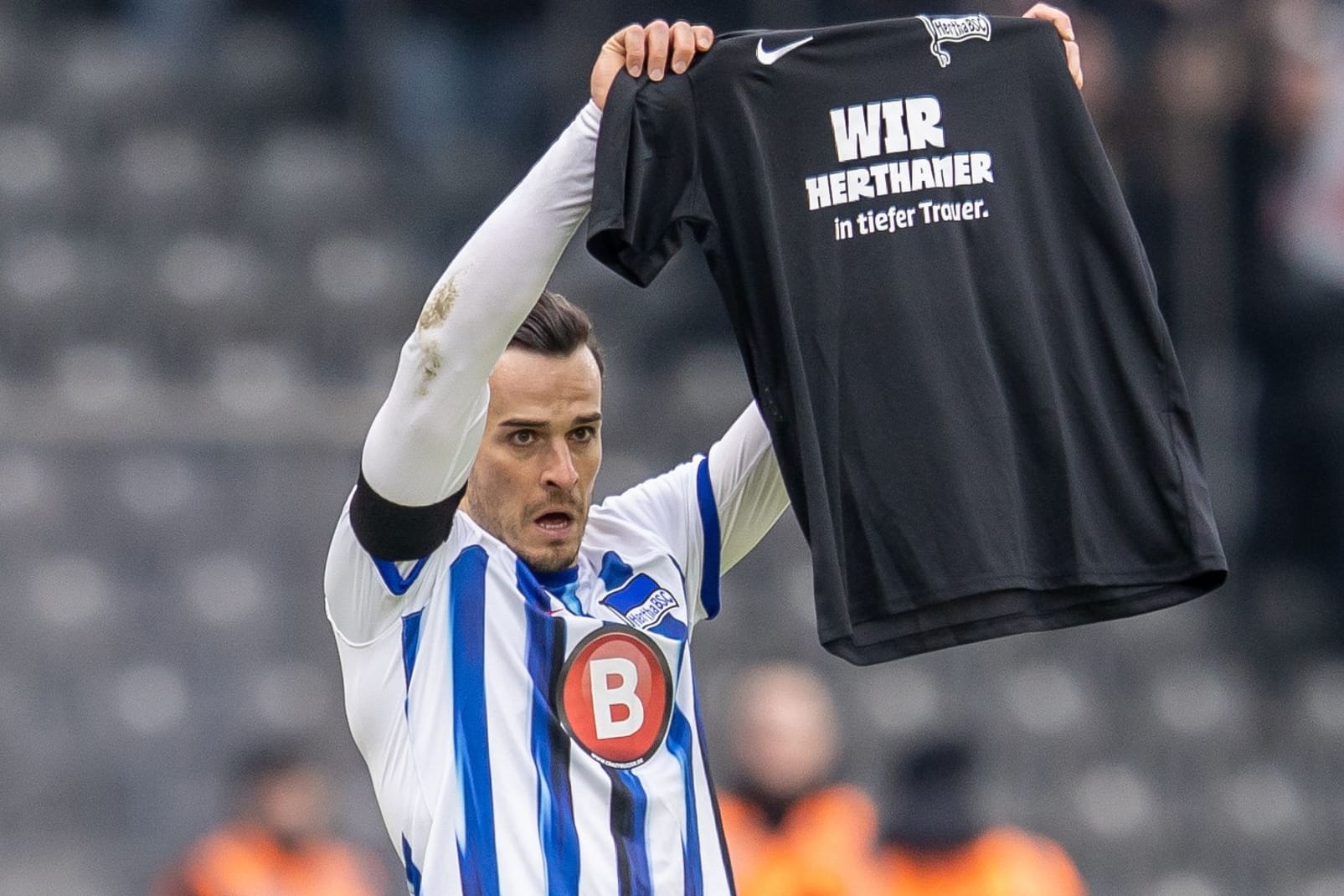 Bewegende Geste: Herthas Tabaković gedenkt nach seinem Tor des verstorbenen Hertha-Präsidenten Bernstein.