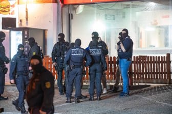 Gleich in mehreren Kreisen durchsuchte die Polizei am Dienstagabend Wohnungen und Geschäftsräume: In Nürtingen war ein Restaurant Ziel der Razzia.
