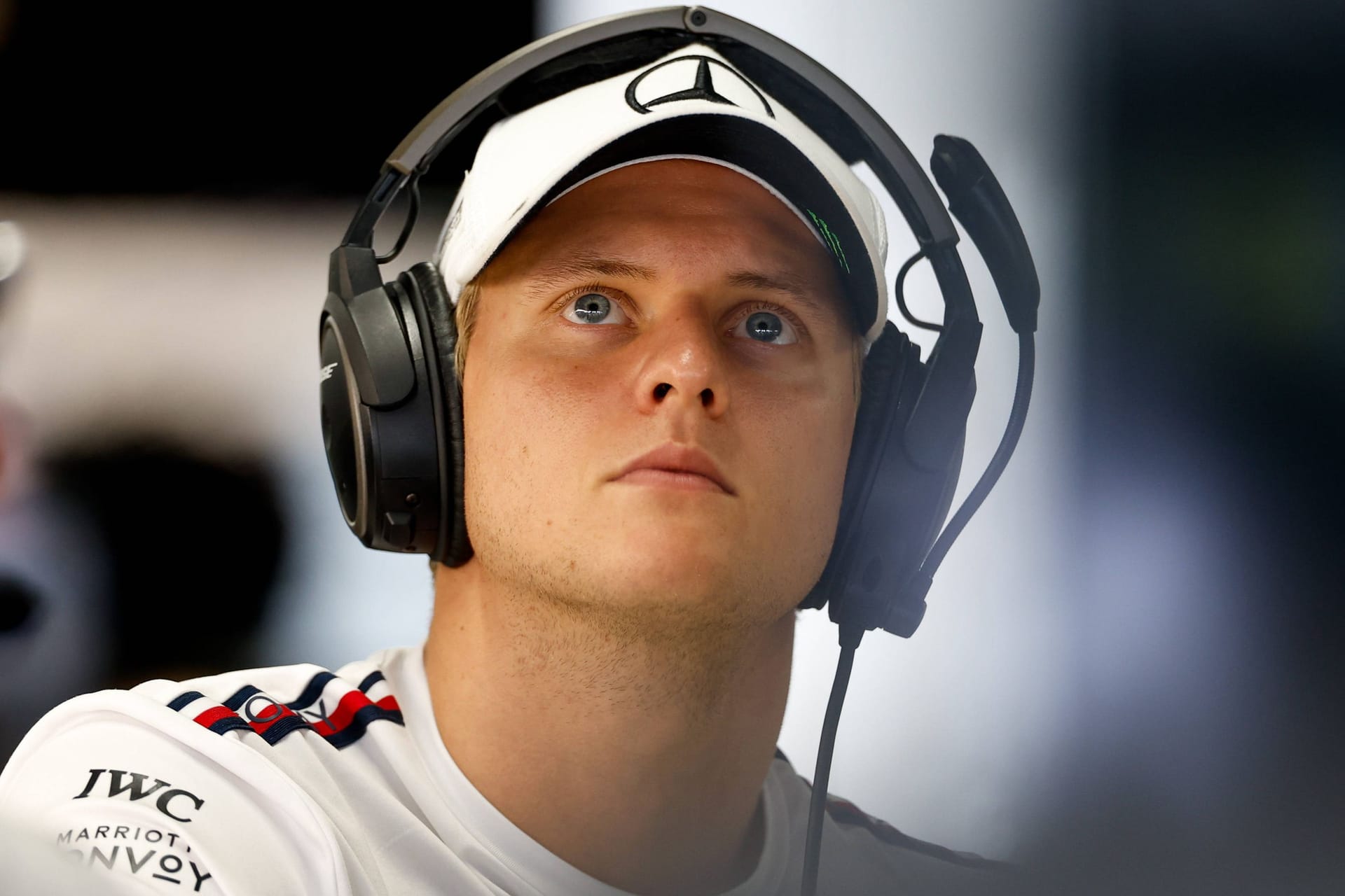 Nachdenklicher Blick: Mick Schumacher in der Mercedes-Box.