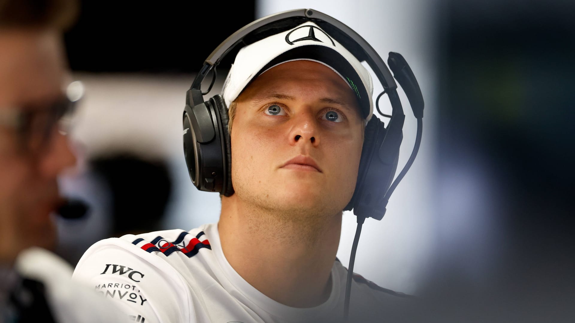 Nachdenklicher Blick: Mick Schumacher in der Mercedes-Box.