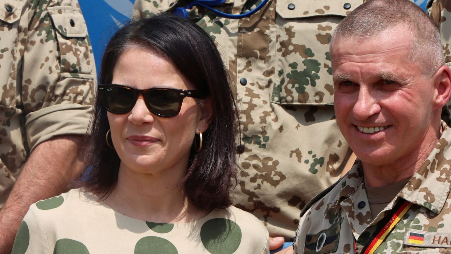 Außenministerin Annalena Baerbock mit deutschen Soldaten, die an der UN-Mission UNMISS im Südsudan teilnehmen: Viele Flüchtlingsfrauen hätten Schlimmstes durchlitten, sagte sie. Außenministerin Annalena Baerbock mit deutschen Soldaten, die an der UN-Mission UNMISS im Südsudan teilnehmen: Viele Flüchtlingsfrauen hätten Schlimmstes durchlitten, sagte sie.