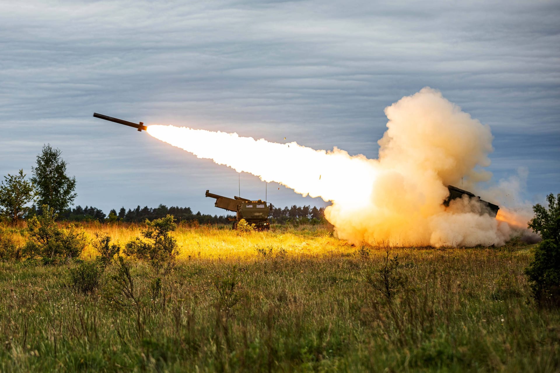 Ein amerikanischer Himars-Raketenwerfer bei einer militärischen Übung in Polen (Archivbild).