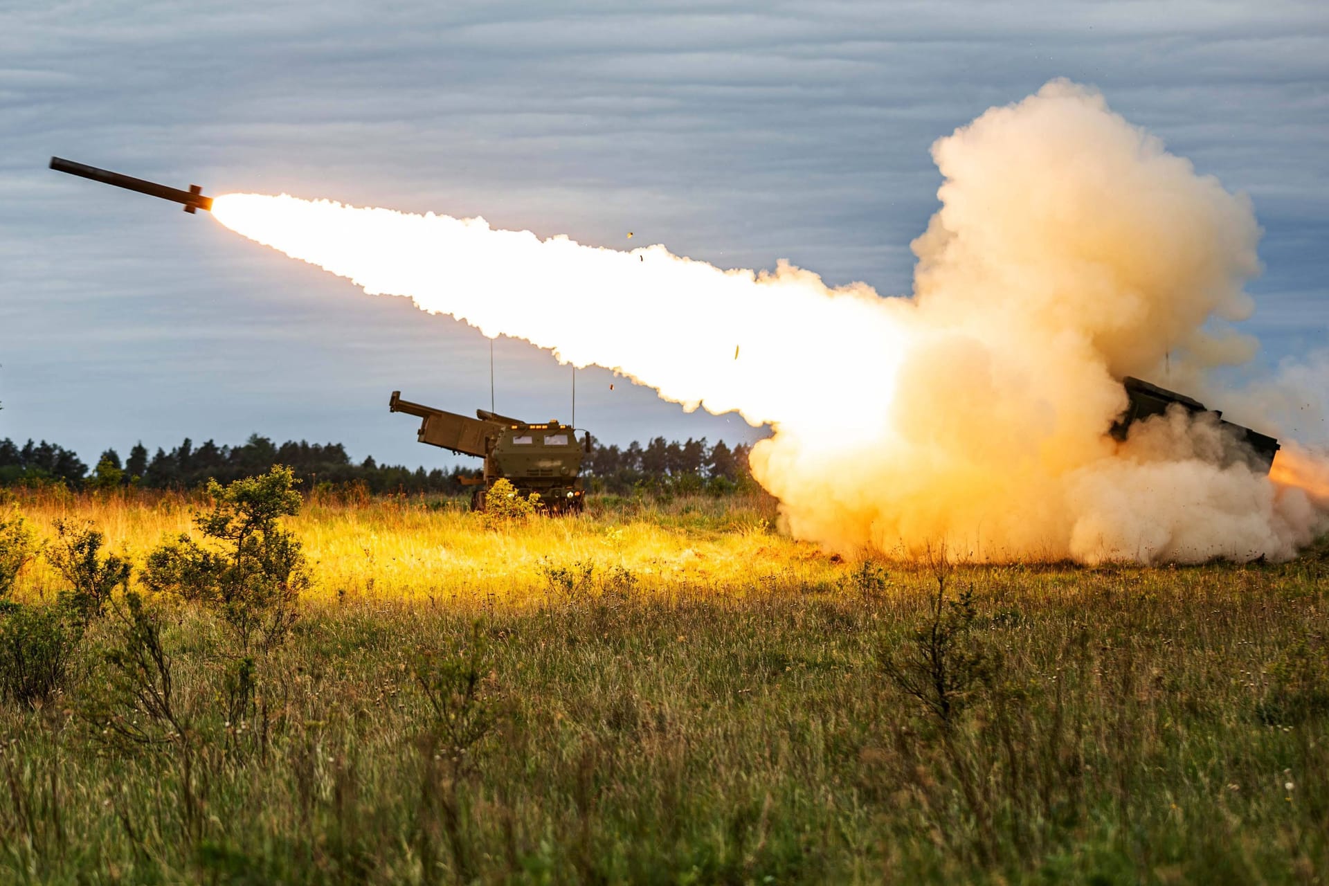 Ein amerikanischer Himars-Raketenwerfer bei einer militärischen Übung in Polen (Archivbild).