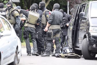 Beamte der Spezialeinsatzkommandos in Stuttgart (Archivbild): Im Stadion des VfB ging die Polizei verschiedene Übungsszenarien durch.