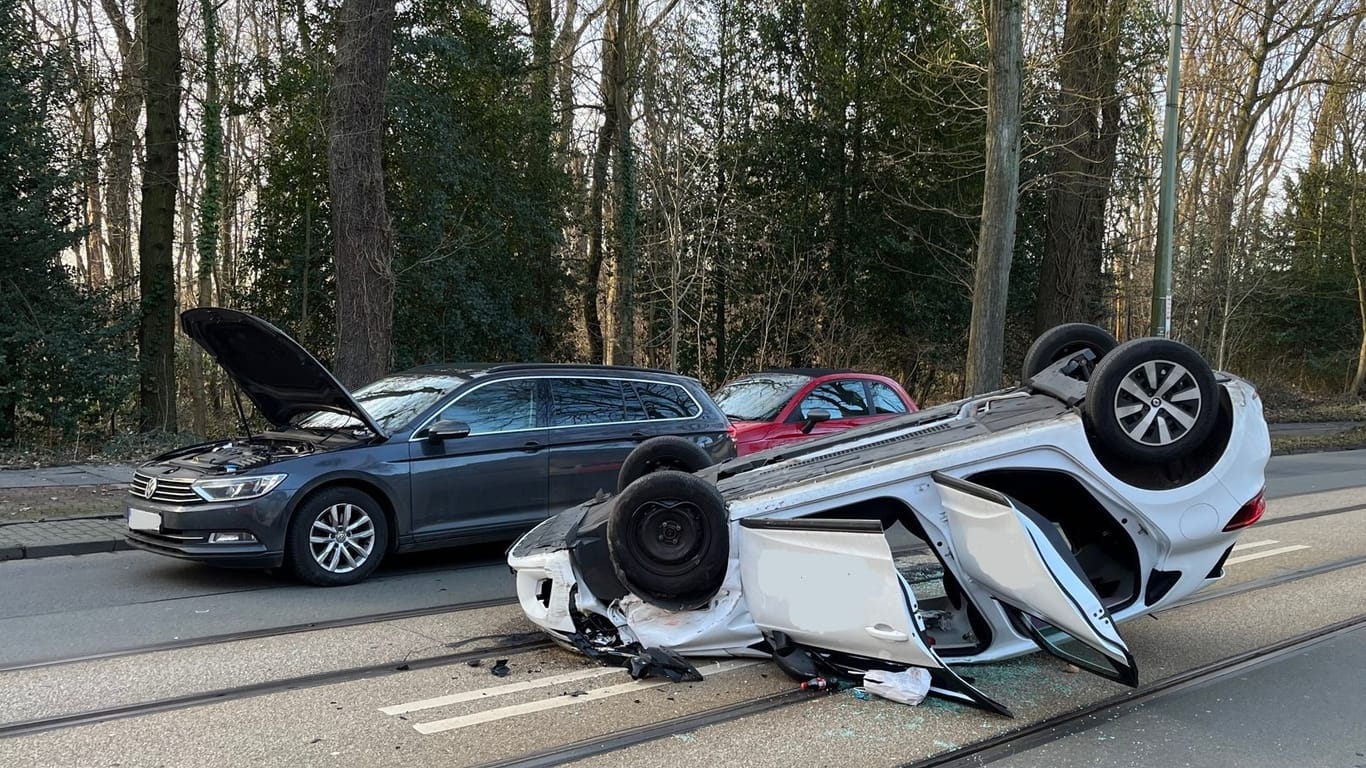 Unfall in der Hattinger Straße: Das Auto einer Unfallbeteiligten kippte um.