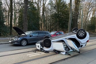 Unfall in der Hattinger Straße: Das Auto einer Unfallbeteiligten kippte um.