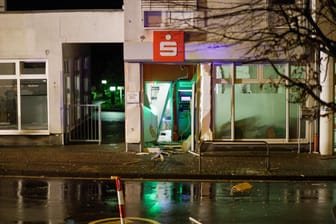 Die Feuerwehr und Polizei Frankfurt wurden am späten Mittwochabend nach Alt-Niederursel alamiert. Vor Ort wurde ein Geldautomat gesprengt.