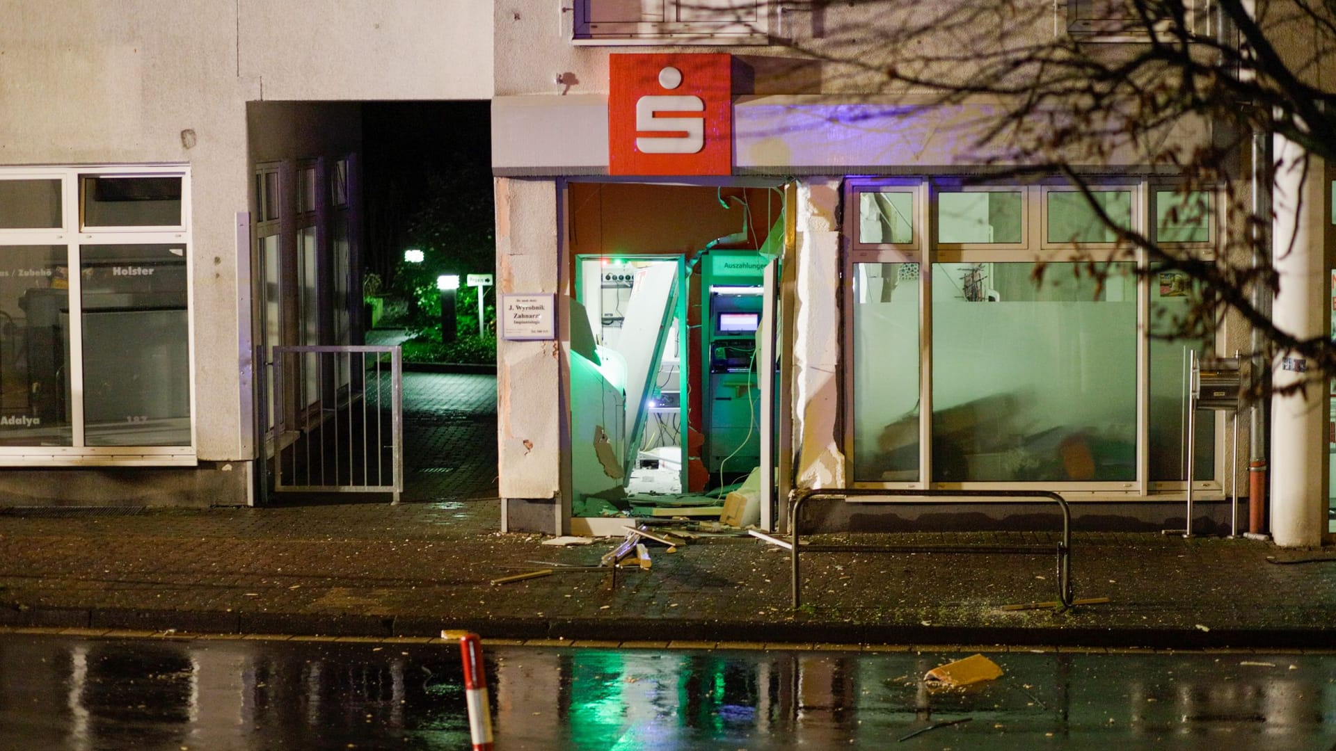 Die Feuerwehr und Polizei Frankfurt wurden am späten Mittwochabend nach Alt-Niederursel alamiert. Vor Ort wurde ein Geldautomat gesprengt. Die Feuerwehr und Polizei Frankfurt wurden am späten Mittwochabend nach Alt-Niederursel alamiert. Vor Ort wurde ein Geldautomat gesprengt.