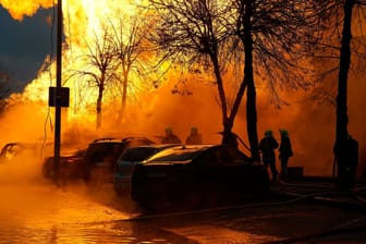 Feuerwehrleute löschen nach einem russischen Raketenangriff ein Feuer in Kiew: In den vergangenen Tagen hat Russland viele Raketen und Drohnen auf die Ukraine abgefeuert.