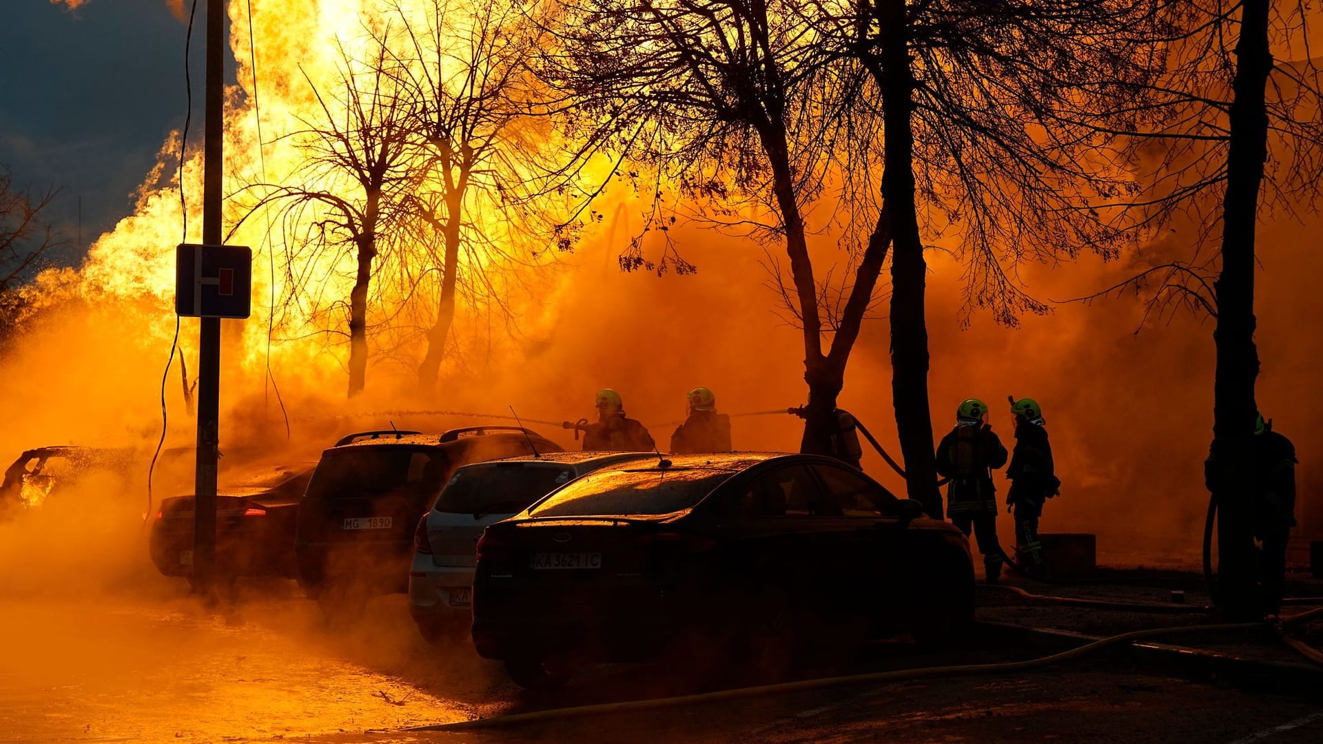 Feuerwehrleute löschen nach einem russischen Raketenangriff ein Feuer in Kiew: In den vergangenen Tagen hat Russland viele Raketen und Drohnen auf die Ukraine abgefeuert.