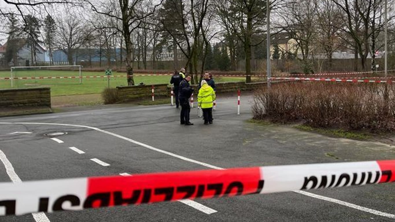 Polizeiabsperrung am Fundort: Noch gibt es keine Hinweise zur Mutter.