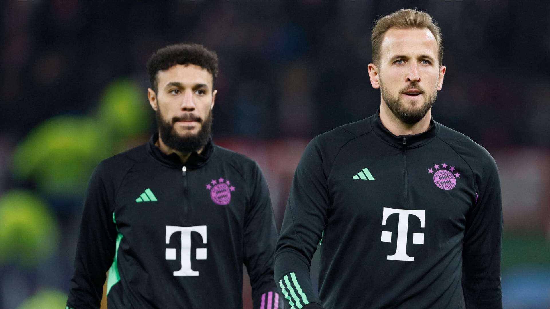 Noussair Mazraoui (l.) und Harry Kane: Die beiden Teamkollegen werden sich für wenige Wochen vorerst nicht mehr sehen.