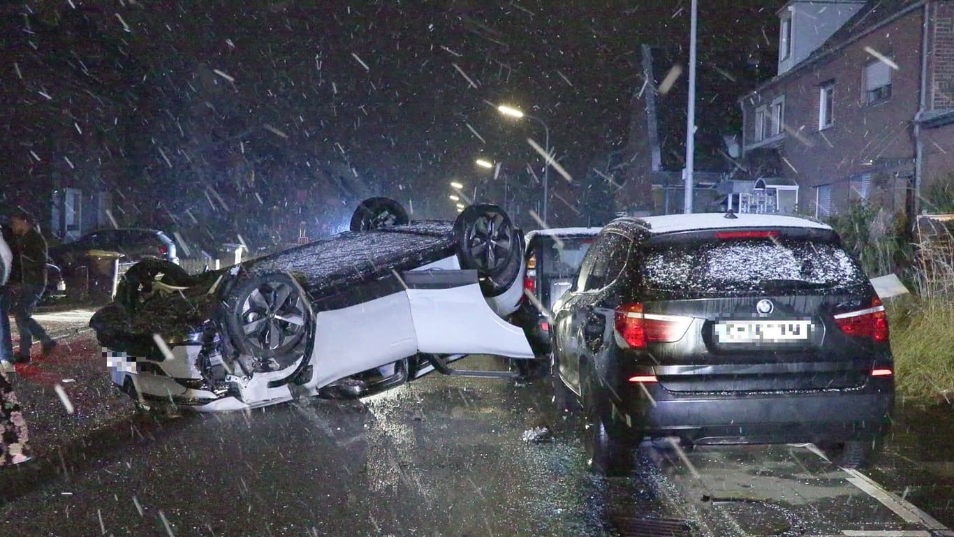 Verkehrsunfall auf der Peter-May-Straße: Das E-Auto krachte in mehrere geparkte Fahrzeuge.