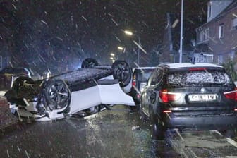 Verkehrsunfall auf der Peter-May-Straße: Das E-Auto krachte in mehrere geparkte Fahrzeuge.