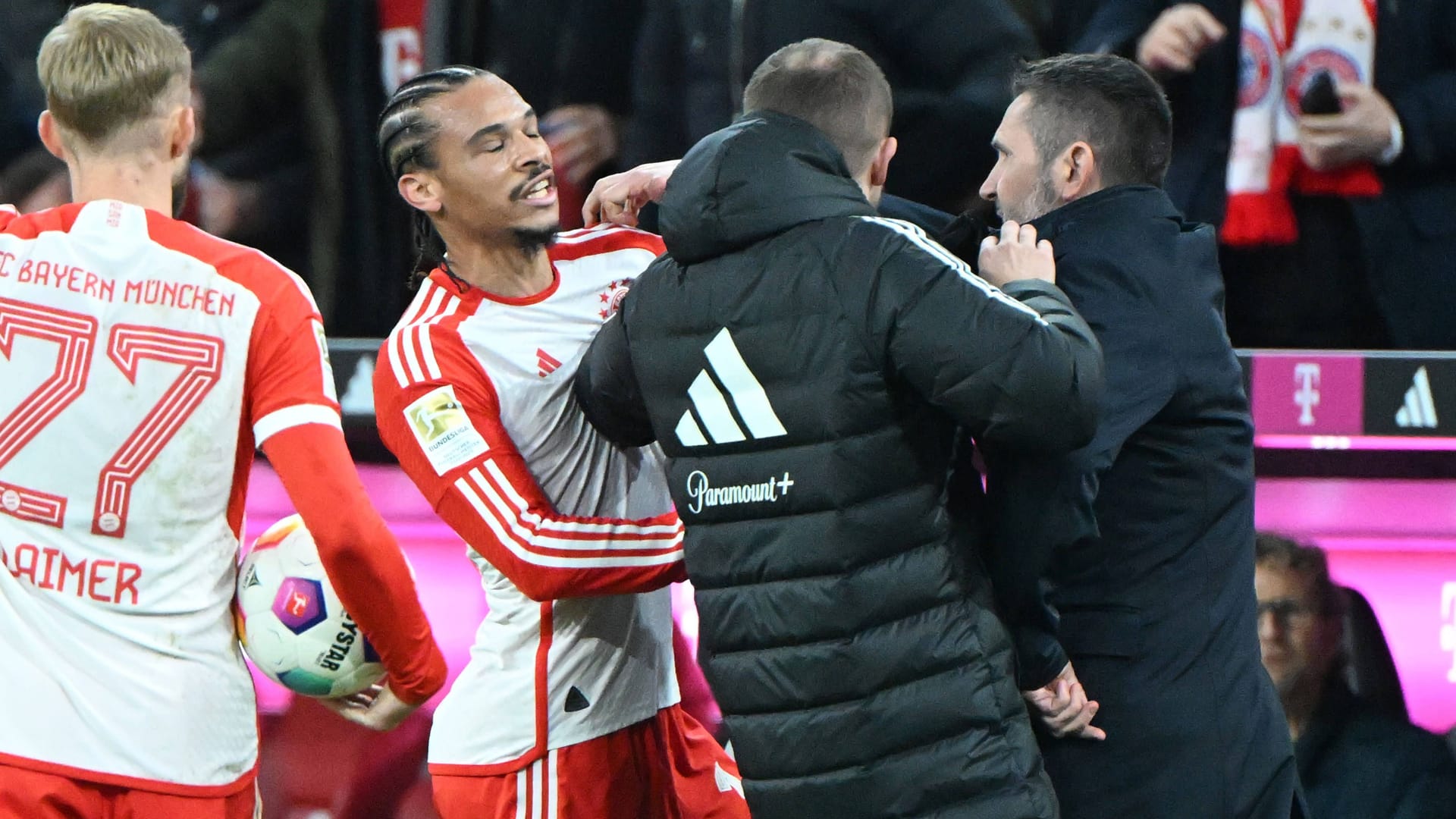 Die Kontrolle verloren: Union-Trainer Bjelica (r.) teilt gegen Leroy Sané aus.