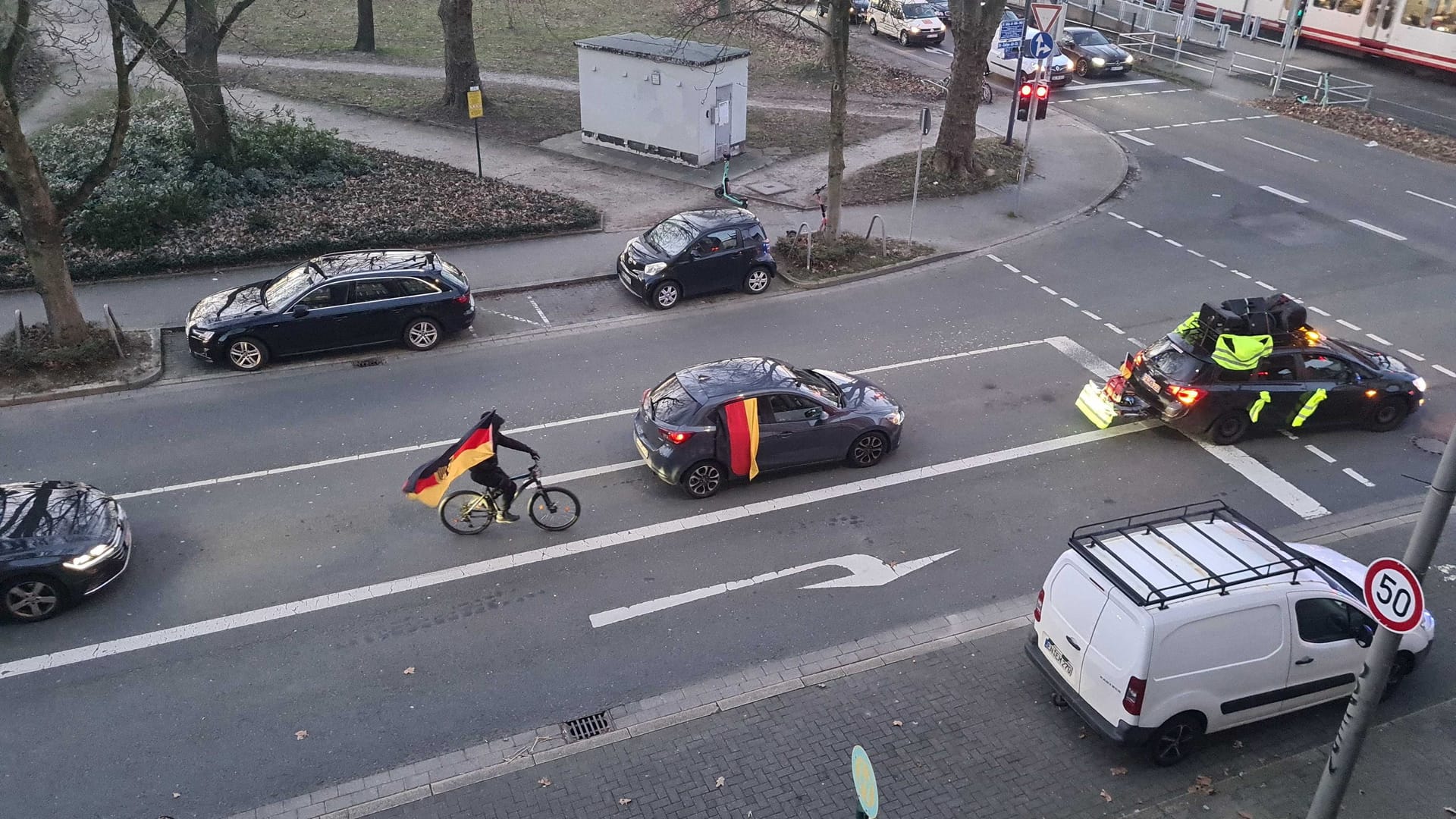 Querdenker am Dortmunder Hafen: Am Sonntag rollte ein Korso der Szene durch Dortmund.