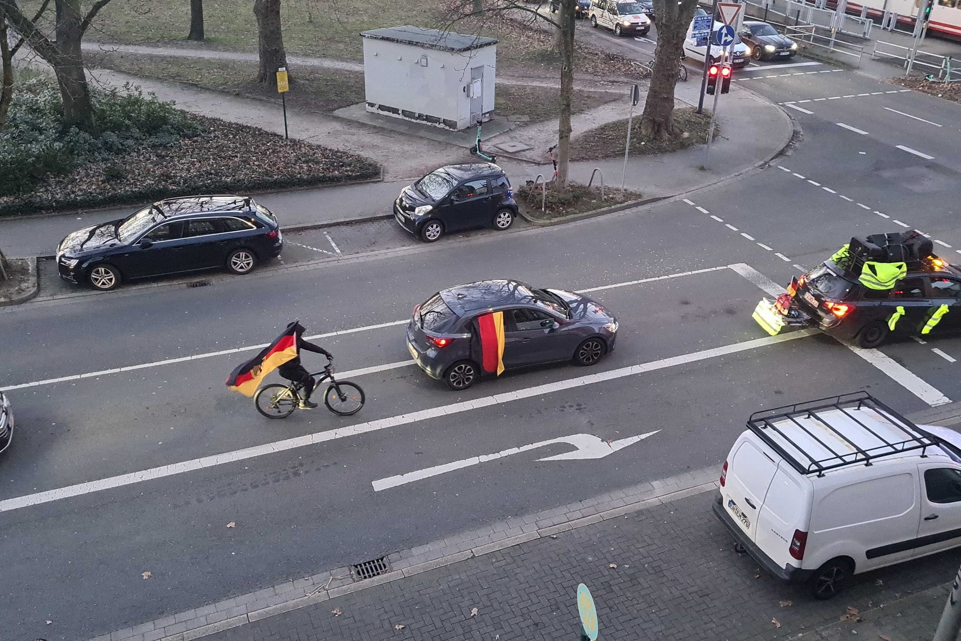 Querdenker am Dortmunder Hafen: Am Sonntag rollte ein Korso der Szene durch Dortmund.
