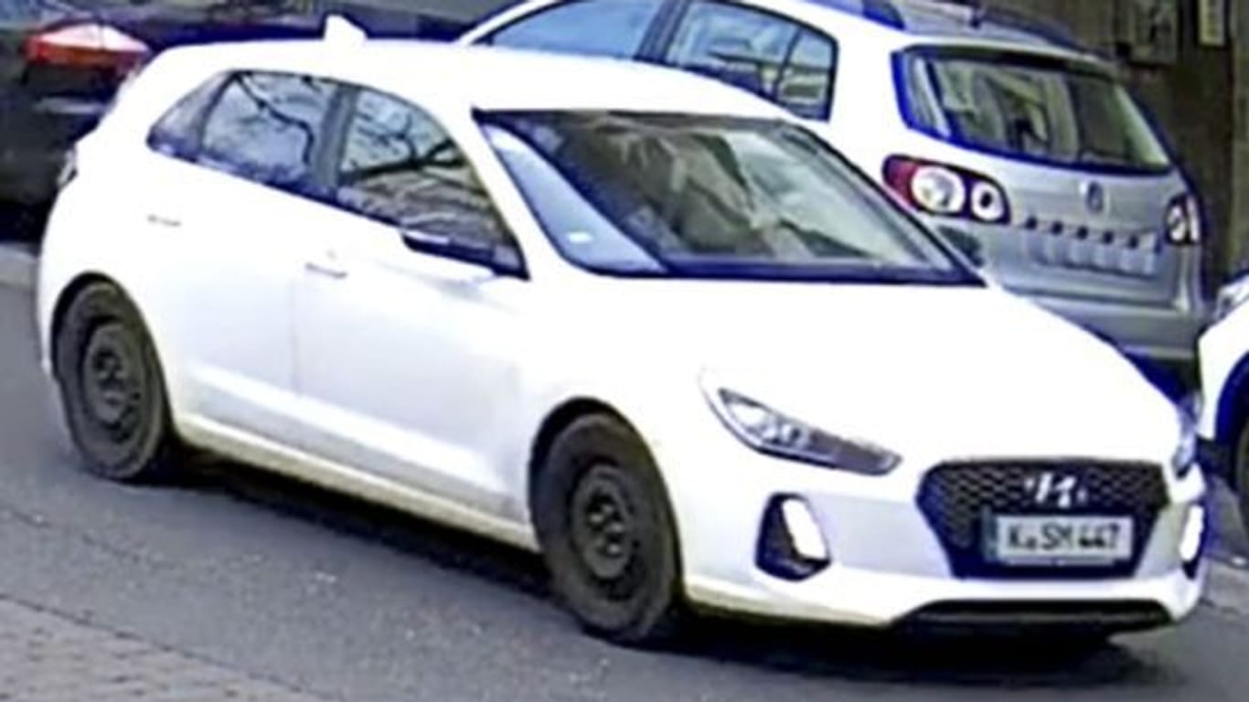 Der Fluchtwagen: Die Kennzeichen des weißen Hyundais wurden gestohlen.