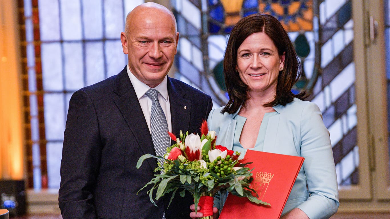 Blumen und eine Urkunde (Archivfoto): Das überreichte Kai Wegner Katharina Günther-Wünsch zur Vereidigung als Senatorin.