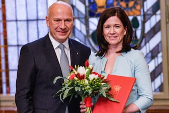 Blumen und eine Urkunde (Archivfoto): Das überreichte Kai Wegner Katharina Günther-Wünsch zur Vereidigung als Senatorin.