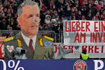 Im Ton vergriffen: Das Banner der Bayern-Anhänger gegen den Klubchef von Union Berlin.