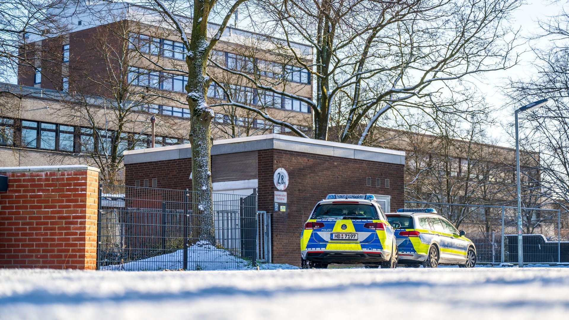 Einsatzfahrzeuge stehen vor der Schule in Burglesum. Schüler und Lehrkräfte konnten ab dem Nachmittag nach und nach das Gebäude verlassen.