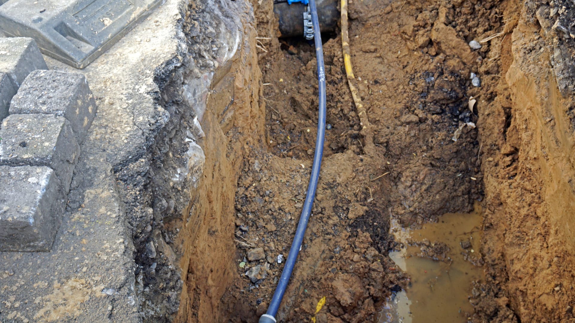 Eine Straße wurde aufgerissen, um einen Rohrbruch zu reparieren (Symbolbild): Im Dortmunder Westen sind 40 Haushalte ohne Wasser. Eine Straße wurde aufgerissen, um einen Rohrbruch zu reparieren (Symbolbild): Im Dortmunder Westen sind 40 Haushalte ohne Wasser.