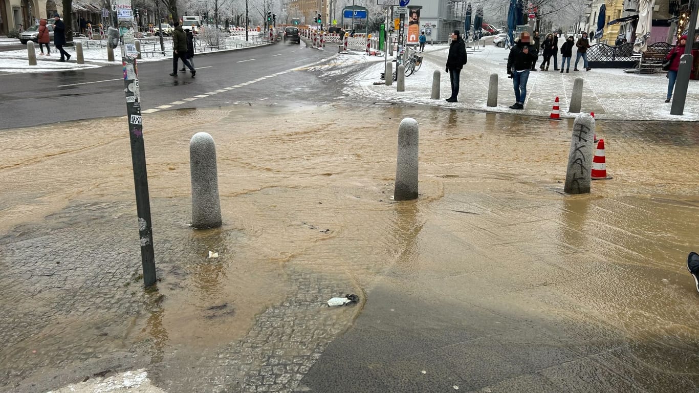 Berlin: Ein Abschnitt der Schönhauser Allee wurde am Donnerstagnachmittag mit Wasser überspült.