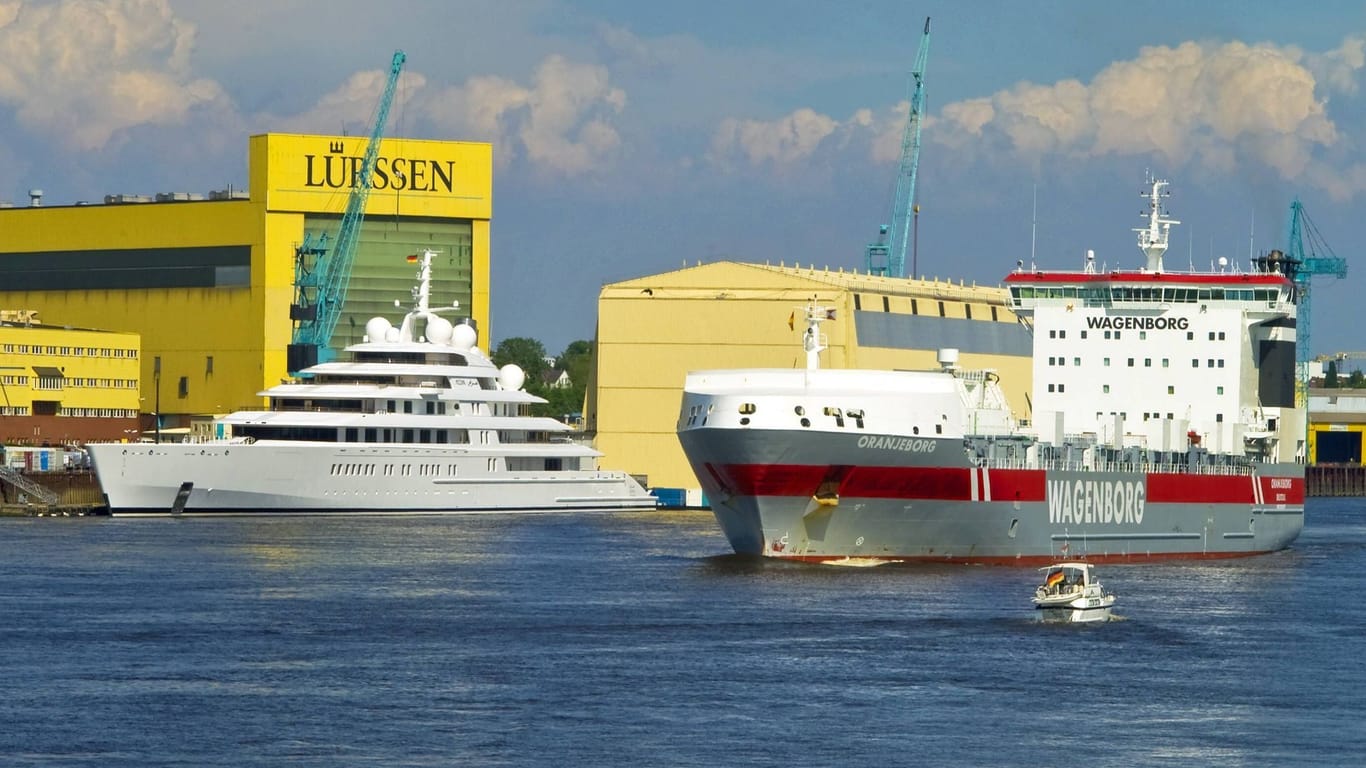 Eine Jacht steht vor den Toren der Bremer Lürssen-Werft (Archivfoto): Viel über den Besitzer der sündhaft teuren Luxusjacht nicht bekannt, es gibt jedoch Gerüchte.
