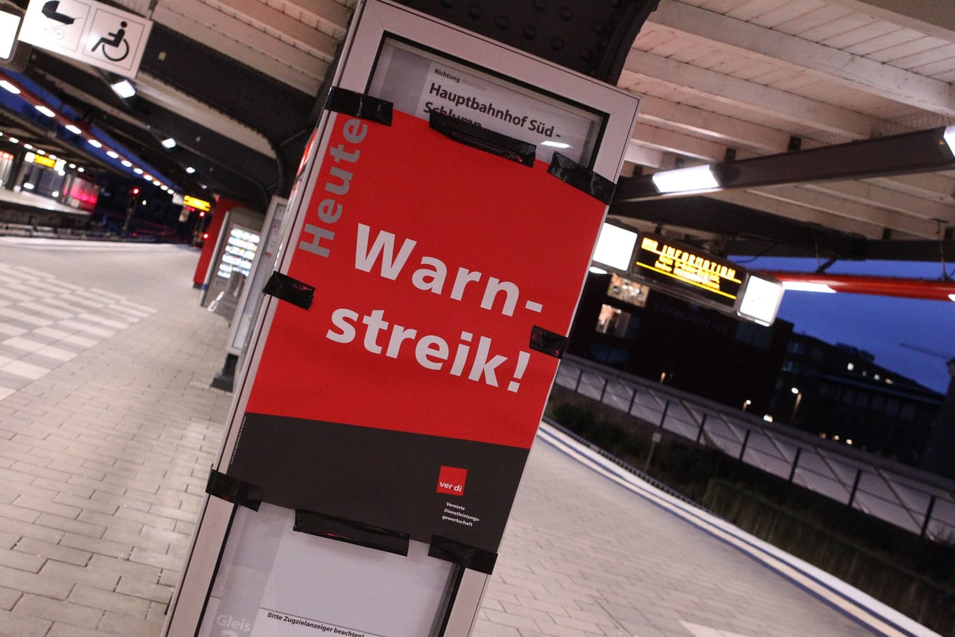 Ein Plakat mit der Aufschrift Warnstreik klebt am Bahnhof Barmbek (Archivbild): Auch die Hamburger Hochbahn wird bestreikt.