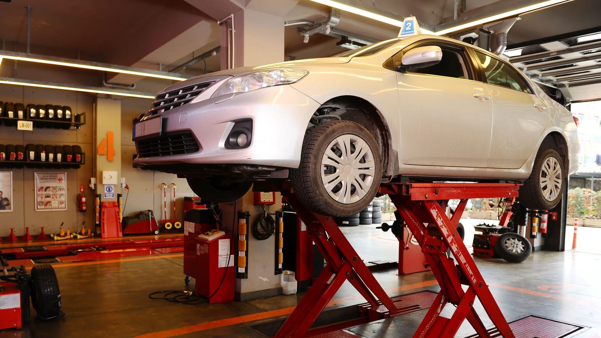 Auto zum Check auf der Hebebühne in der Werkstatt