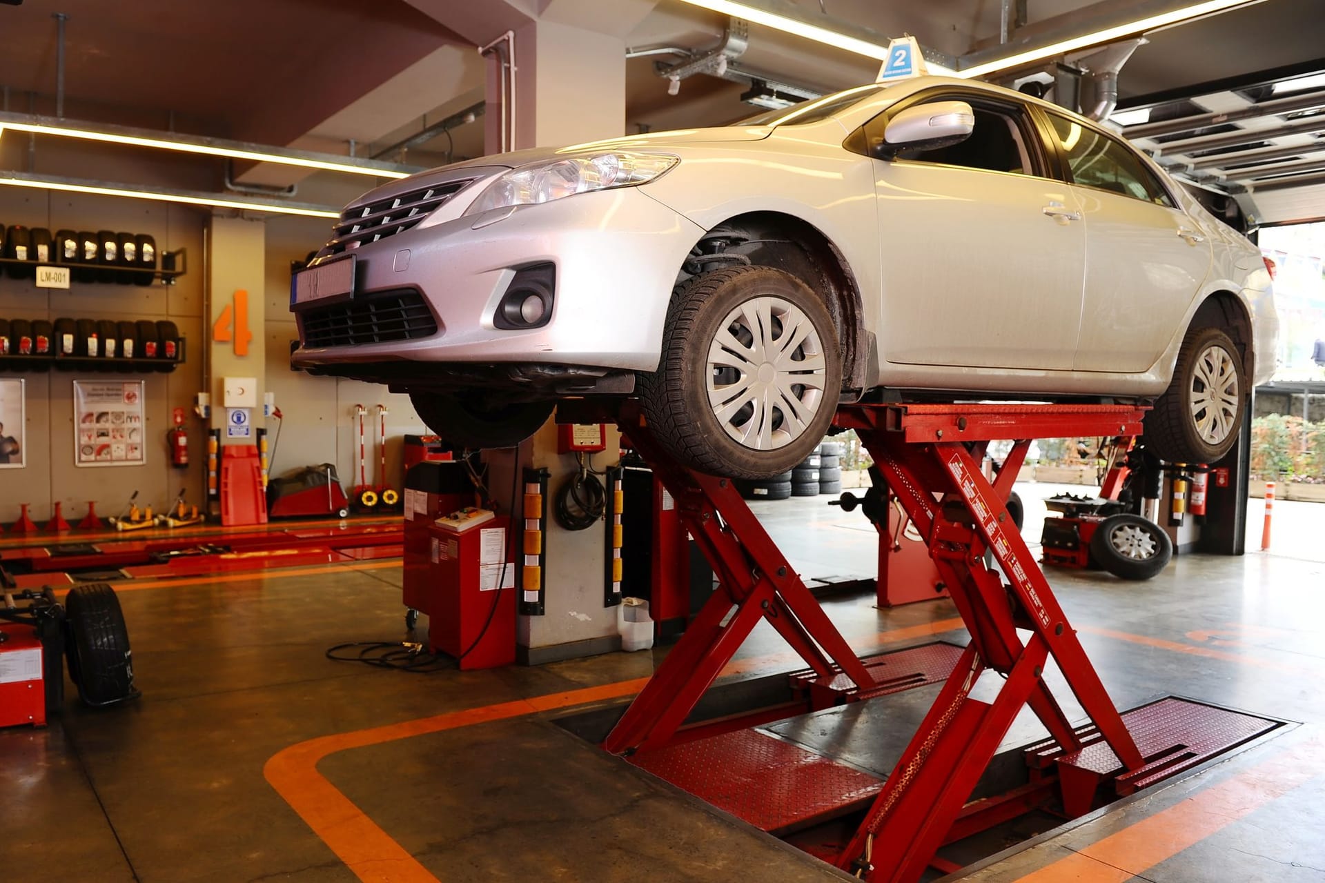 Auto zum Check auf der Hebebühne in der Werkstatt