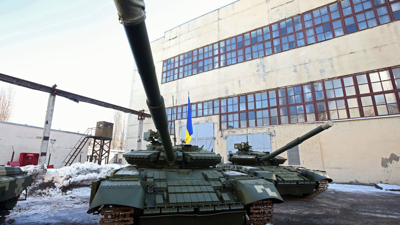 Ein gepanzertes Fahrzeug vor einer ukrainischen Rüstungsfabrik in Charkiw (Archivbild).