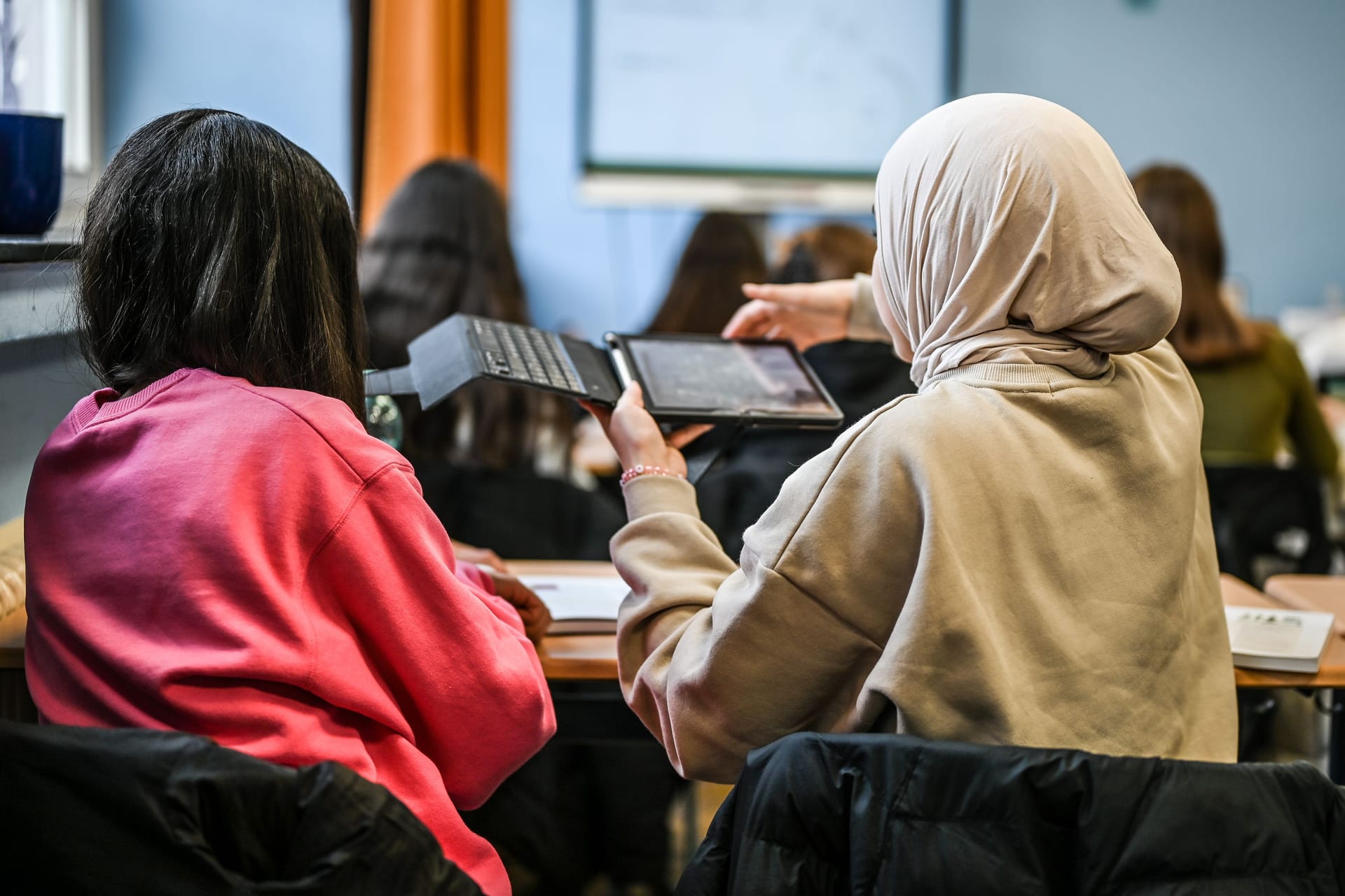 Schülerinnen an einer Schule in NRW (Symbolfoto): Im Rhein-Erft-Kreis ermittelte der Staatsschutz.