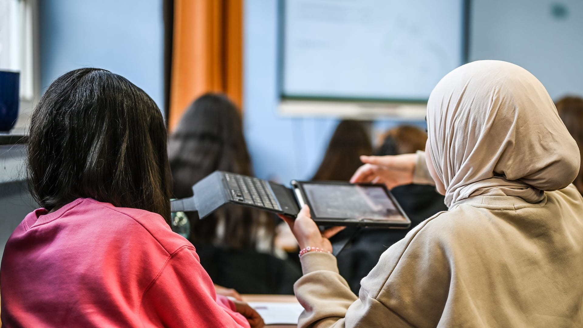 Schülerinnen an einer Schule in NRW (Symbolfoto): Im Rhein-Erft-Kreis ermittelte der Staatsschutz.