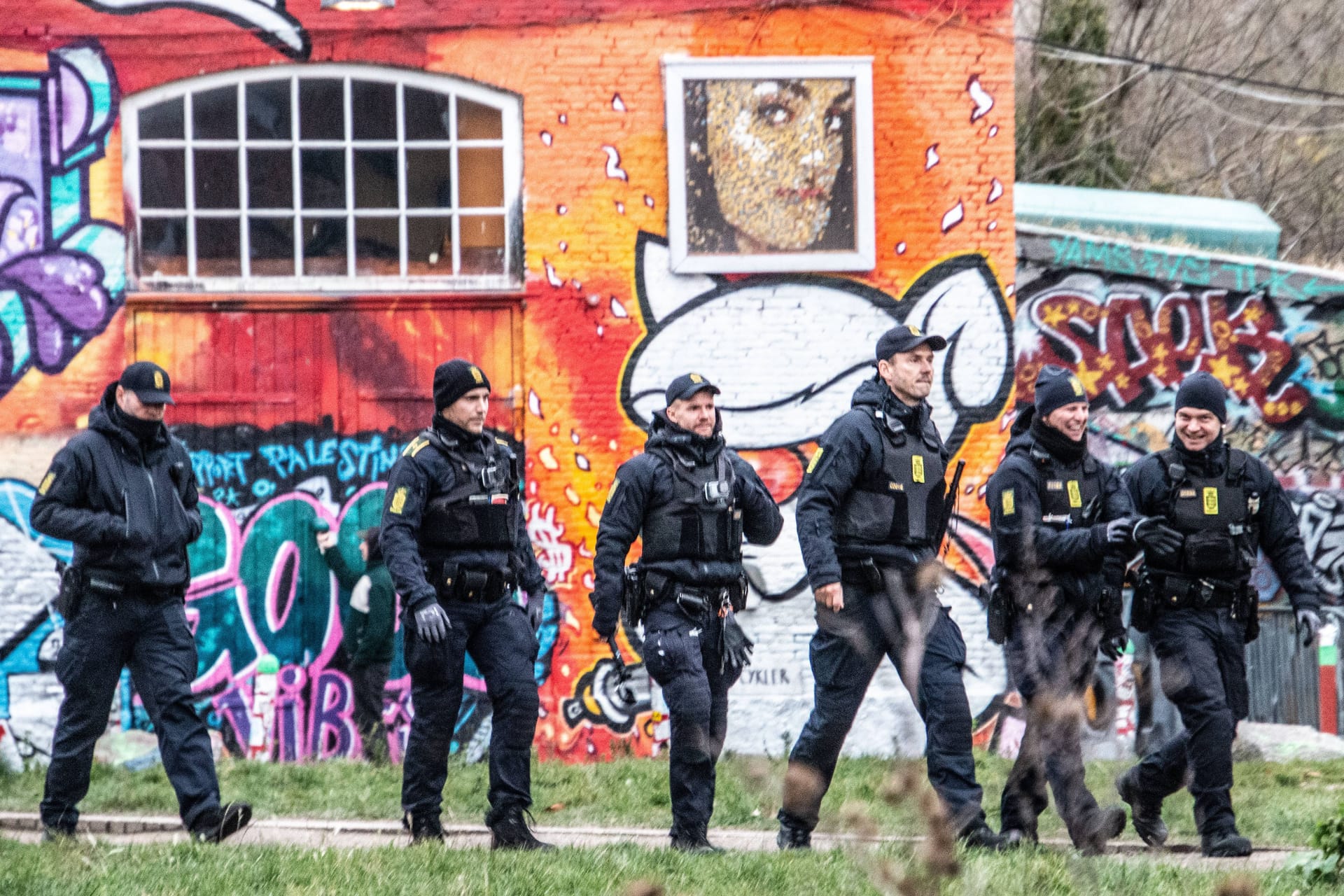 Polizisten in Christiania: Schon länger streben die Bewohner eine Kooperation mit den Behörden wegen der Gewalt in der Pusher Street an.