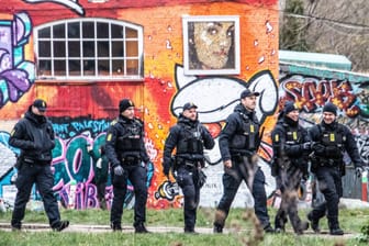 Polizisten in Christiania: Schon länger streben die Bewohner eine Kooperation mit den Behörden wegen der Gewalt in der Pusher Street an.