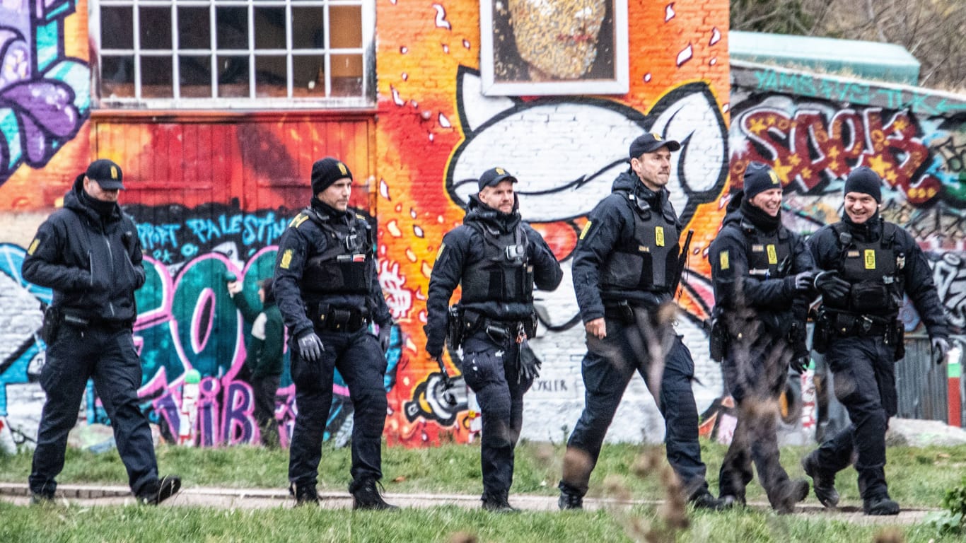Polizisten in Christiania: Schon länger streben die Bewohner eine Kooperation mit den Behörden wegen der Gewalt in der Pusher Street an.