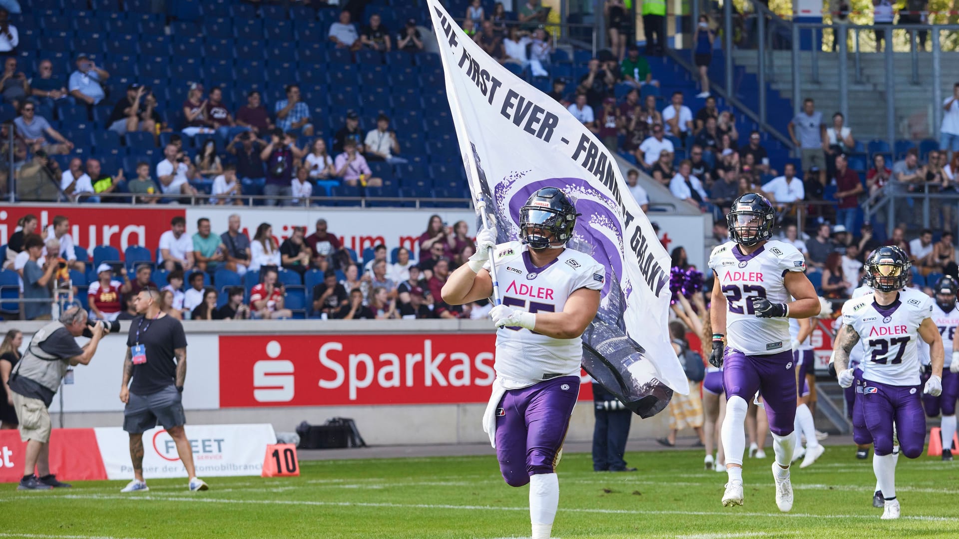 Symbolfoto des Einlaufs der Frankfurt Galaxy ins Stadion aus dem vergangenen Jahr. Symbolfoto des Einlaufs der Frankfurt Galaxy ins Stadion aus dem vergangenen Jahr.