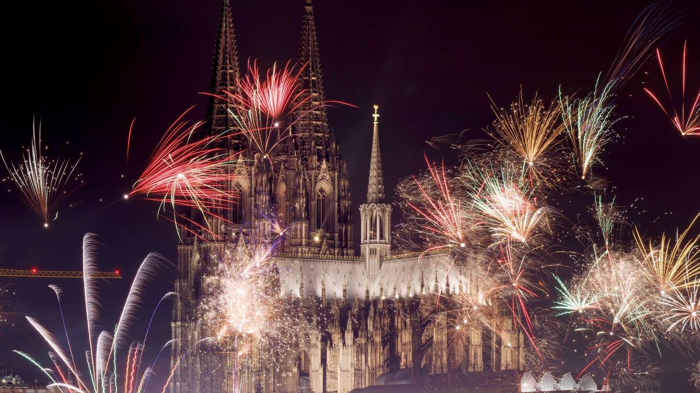 Jahreswechsel in Köln: An Silvester bestand zwar rund um den Kölner Dom in der Innenstadt eine böllerfreie Zone, aber Raketen durften abgefeuert werden.