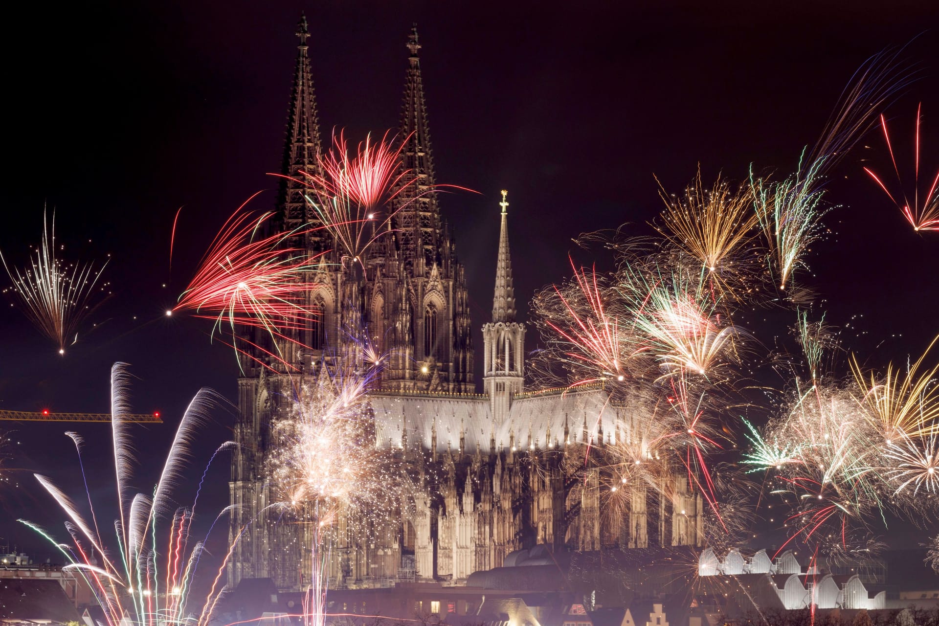 Jahreswechsel in Köln: An Silvester bestand zwar rund um den Kölner Dom in der Innenstadt eine böllerfreie Zone, aber Raketen durften abgefeuert werden.