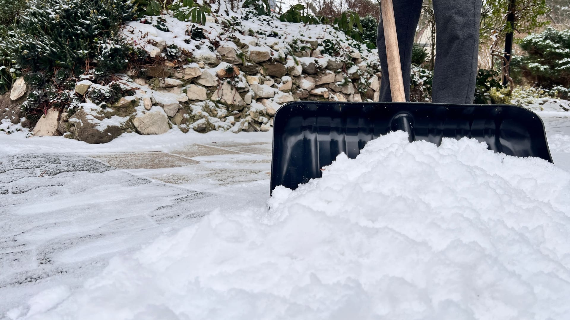 In vielen Teilen Frankens lag - wie hier im Landkreis Fürth - am Montagfrüh viel Schnee – das führte auch zu Unfällen.