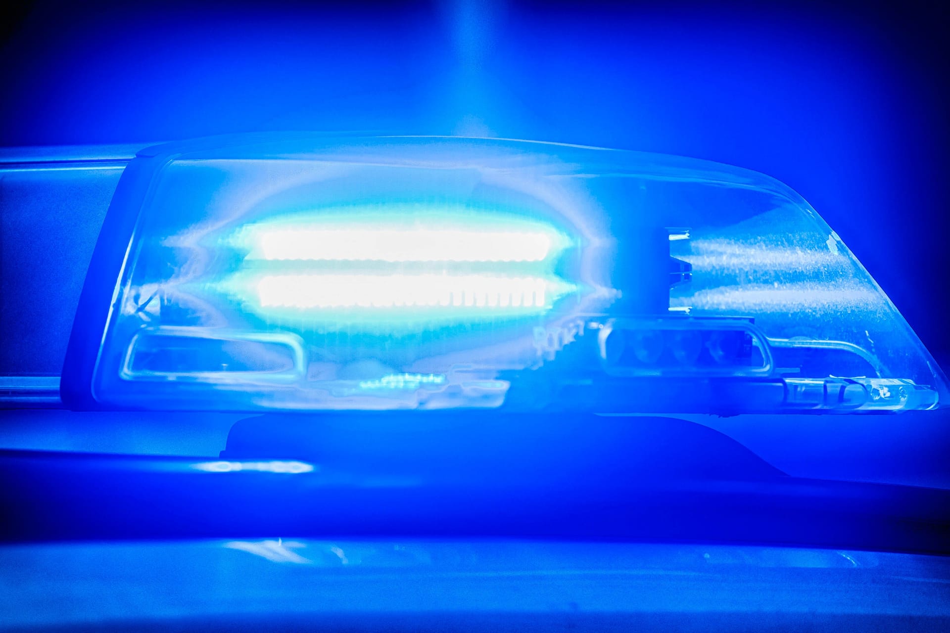 Blaulicht Blaulicht Einsatzfahrt Blaulichtfahrt Polizei Streifenwagen Einsatzwagen Polizei-Einsatzfahrzeug Polizeiauto Polizeieinsatz Polizeieinsätze