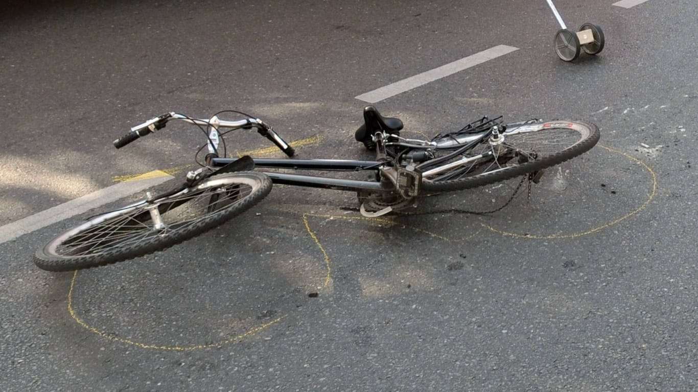 Ein zerstörtes Fahrrad nach einem Unfall (Symbolfoto): In Flensburg starb ein 79-Jähriger nach einem Zusammenstoß mit einem Müllwagen.