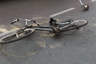 Ein zerstörtes Fahrrad nach einem Unfall (Symbolfoto): In Flensburg starb ein 79-Jähriger nach einem Zusammenstoß mit einem Müllwagen.