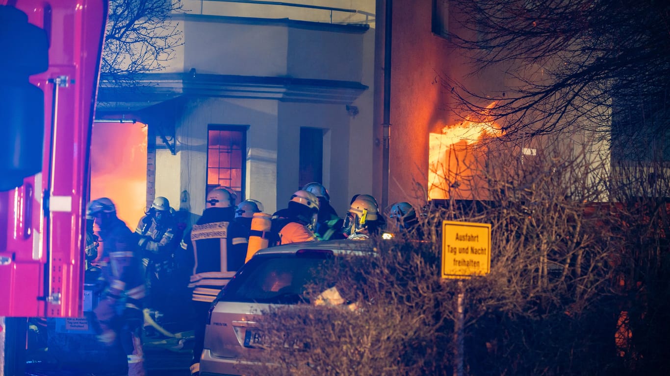 Feuer in einer Asylunterkunft in Gundelsheim: 25 Menschen mussten aus dem Gebäude flüchten.