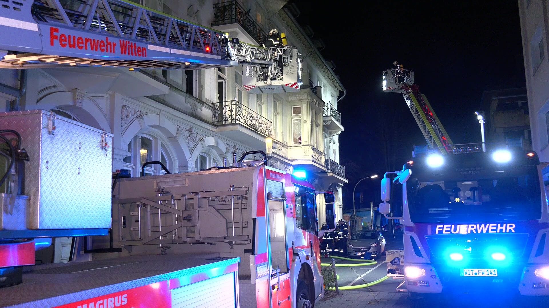 Einsatzwagen der Feuerwehr stehen vor der Seniorenresidenz: Ein Großteil der Bewohner ist mit dem Schrecken davon gekommen.