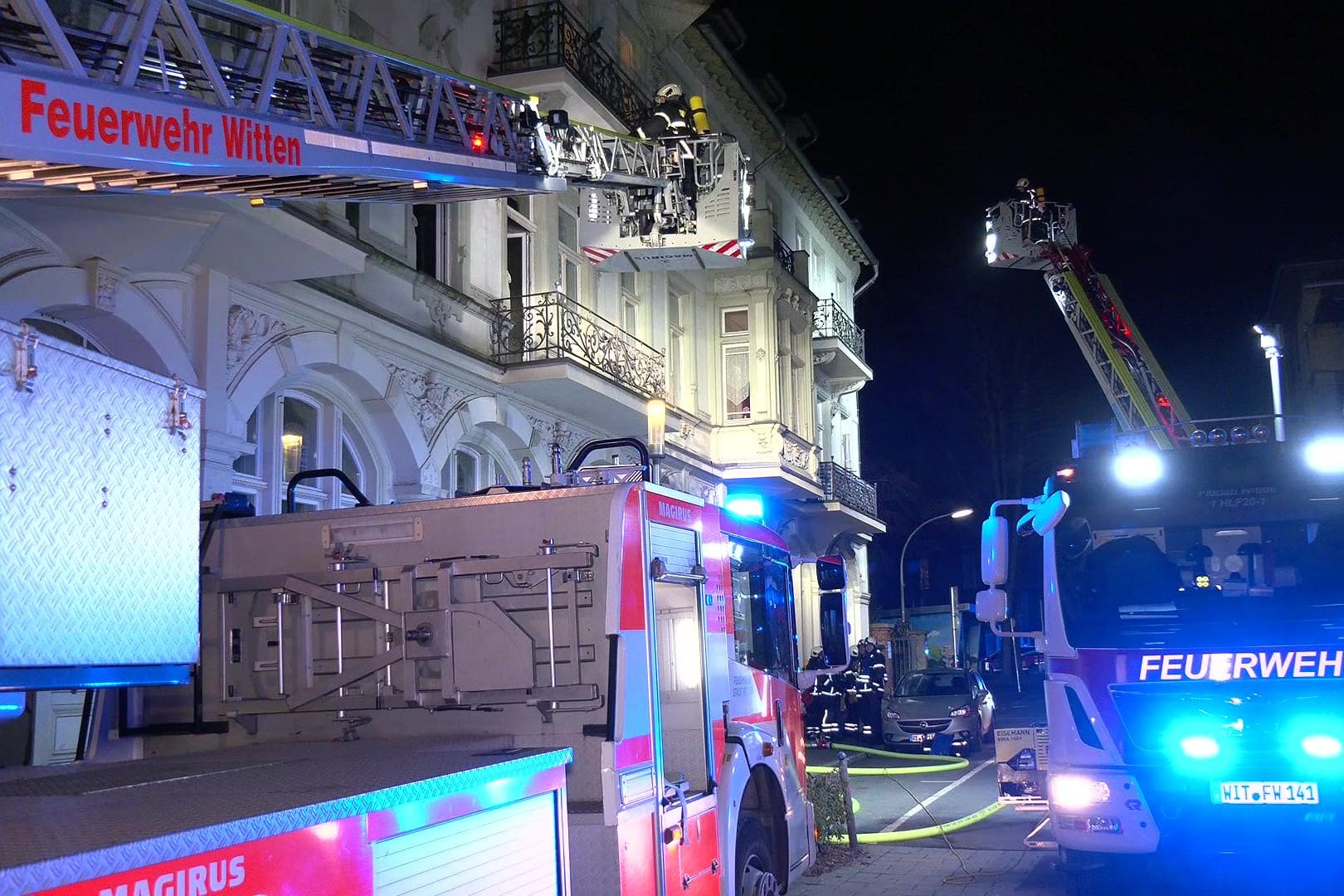 Einsatzwagen der Feuerwehr stehen vor der Seniorenresidenz: Ein Großteil der Bewohner ist mit dem Schrecken davon gekommen.